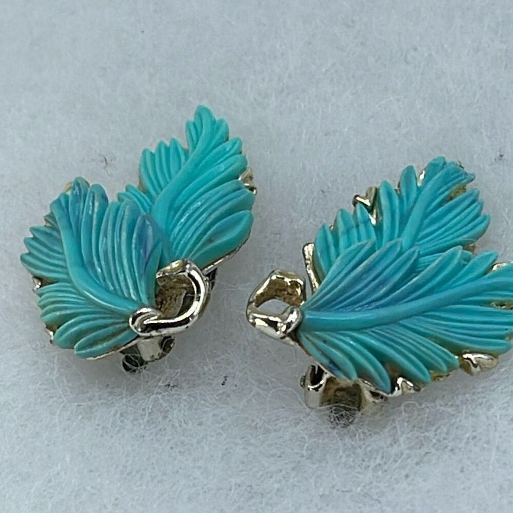 Vintage bluish purple leaf print clip earrings.